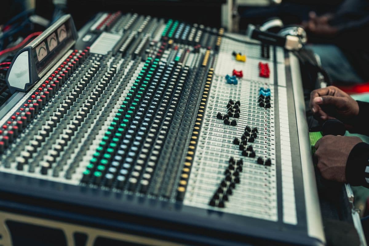 Consola de sonido digital en un templo