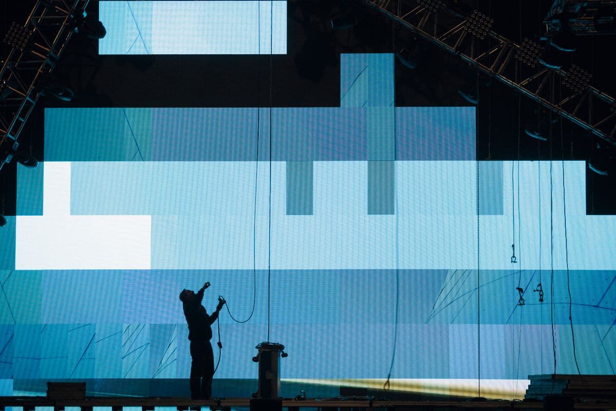 Técnico instalando una pantalla LED en un templo